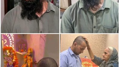 চারটি ছবির একটি কোলাজ যেখানে এক যুবকের ধর্মীয় রূপান্তরের গল্প দেখানো হয়েছে। উপরের দুটি ছবিতে যুবকটিকে লম্বা দাড়ি ও মুসলিম ধর্মীয় আবহে দেখা যাচ্ছে, যা তার পূর্বে হিন্দু থেকে ইসলাম ধর্ম গ্রহণের অধ্যায়টি প্রকাশ করে। নিচের দুটি ছবিতে দেখা যাচ্ছে, যুবকটি পরবর্তীতে নিজের ইচ্ছায় পুনরায় সনাতন ধর্মে ফিরে এসেছেন; যেখানে তিনি মাথা ন্যাড়া করে পূজার বেদির সামনে প্রার্থনা করছেন এবং একজন বয়োবৃদ্ধা নারী (মা) পরম মমতায় তার মাথায় হাত রেখে আশীর্বাদ করছেন।